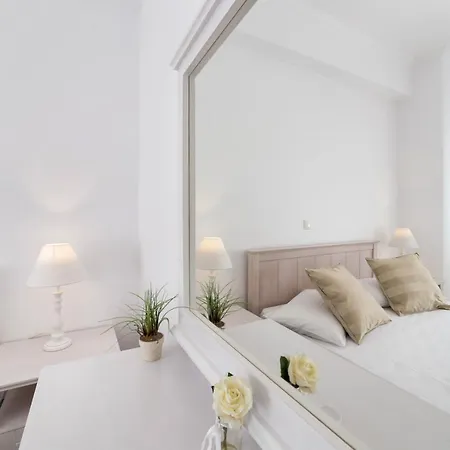 Willa Panos Asteras *