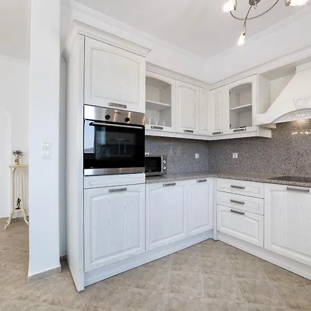 Willa Panos Asteras *